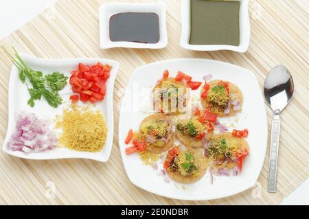 SEV Puri Gebratene Mehl (puri) mit sev, Zwiebeln, Kartoffeln und anderen Masala gekrönt Stockfoto