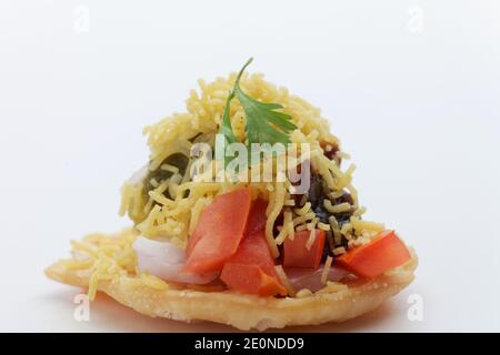 SEV Puri Gebratene Mehl (puri) mit sev, Zwiebeln, Kartoffeln und anderen Masala gekrönt Stockfoto