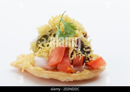 SEV Puri Gebratene Mehl (puri) mit sev, Zwiebeln, Kartoffeln und anderen Masala gekrönt Stockfoto