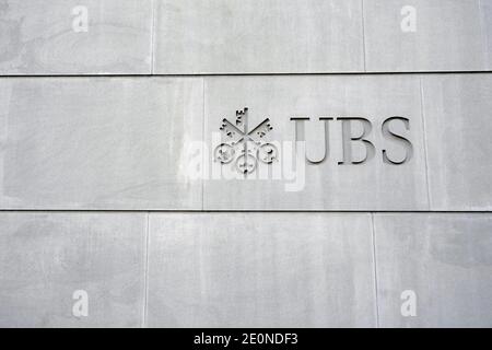 Logo einer Schweizer Bank die UBS wurde an der Steinmauer des Gebäudes im Stadtzentrum von Zürich, in der Bahnhofstraße, der teuersten Straße der Stadt, gemeißelt. Stockfoto