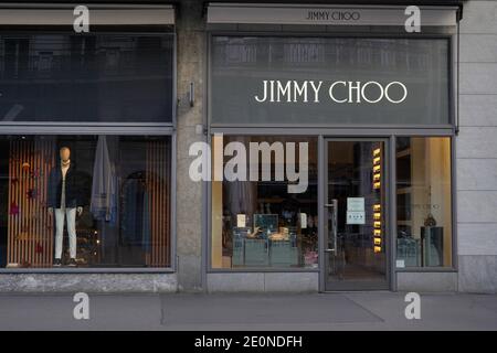 Jimmy Choo Boutique in Zürich. Das Luxus-Modehaus ist berühmt für hochwertige handgefertigte Schuhe für Frauen sowie Accessoires wie Handtaschen. Stockfoto