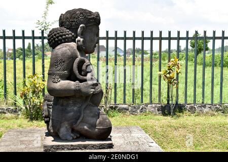 Dvarapala oder Dwarapala Statue an der Vorderseite des Haupttempels im Plaosan Tempelkomplex in Zentral-Java, Indonesien Stockfoto