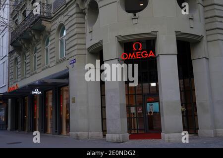 Omega Boutique oder Geschäft im historischen Gebäude in Zürich an der Haupt-und teuersten Straße der Stadt. Die Buchstaben und das Symbol für das Etikett sind rot. Stockfoto