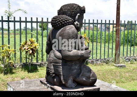 Dvarapala oder Dwarapala Statue an der Vorderseite des Haupttempels im Plaosan Tempelkomplex in Zentral-Java, Indonesien Stockfoto