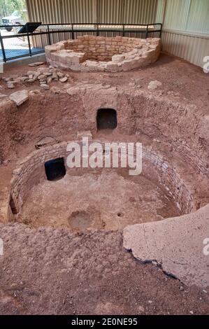 Kiva (zeremonielle Kammer), Tunnel zu Turm, Überreste des Turms dahinter, Sun Point Pueblo (Dorf), Mesa Top Loop, Mesa Verde National Park, Colorado USA Stockfoto