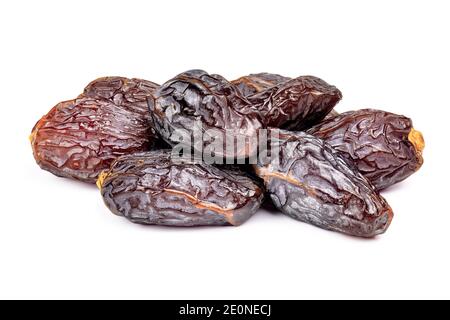 Erstaunliche Datteln Obst isoliert auf weißem Hintergrund. Haufen getrockneter Premium-Datteln aus der Nähe. Stockfoto