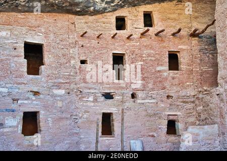 Fenster an der Wand über dem Innenhof im Spruce Tree House Ruinen in Nische in Chaplin Mesa im Mesa Verde National Park, Colorado, USA Stockfoto