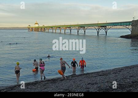 Bristol, Großbritannien. Januar 2021. UK Wetter.mit Temperaturen unter dem Gefrierpunkt ziehen eifrige Schwimmer ins Meerwasser von Clevedon North Somerset. Bild: Robert Timoney/Alamy Live News Stockfoto