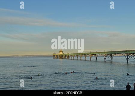 Bristol, Großbritannien. Januar 2021. UK Wetter.mit Temperaturen unter dem Gefrierpunkt ziehen eifrige Schwimmer ins Meerwasser von Clevedon North Somerset. Bild: Robert Timoney/Alamy Live News Stockfoto