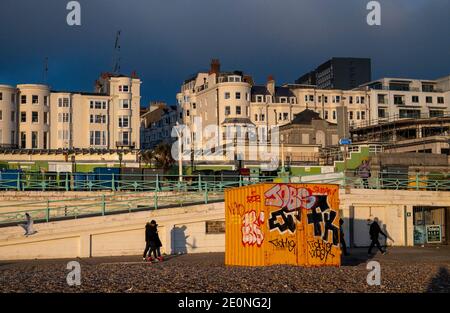 Brighton Meer und Container mit späten Nachmittag Winter Sonnenschein auf Silvester Dezember 2020 Foto aufgenommen von Simon Dack Stockfoto