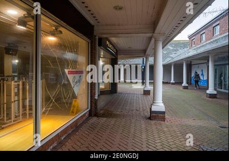 Newhaven East Sussex UK - geschlossen Geschäfte und Unternehmen Einschließlich Peacocks Store in Newhaven Square Stockfoto