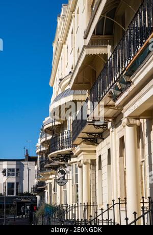 Regency Square in Brighton Sussex Großbritannien. Regency Square ist eine große Anfang des 19. Jahrhunderts 3-seitige Wohnanlage an der Küste c Stockfoto