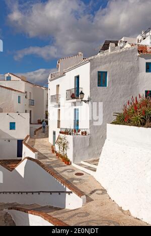 Eine Straßenszene im alten Teil des weißen Dorfes Frigiliana, Provinz Malaga, Andalusien, Spanien Stockfoto