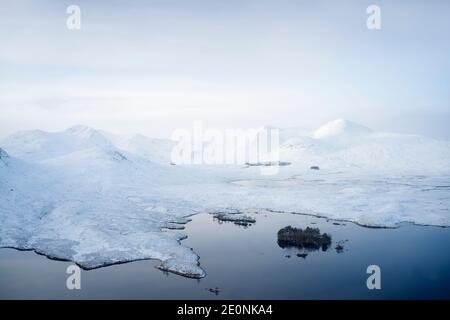 Rannoch Moor und Black Mount im Winter mit Schnee bedeckt Luftaufnahme Stockfoto