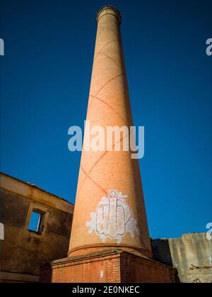 Graffiti auf dem Schornstein der verlassenen Zuckerfabrik San Joaquín, zwischen Maro und Nerja, Provinz Málaga, Andalusien, Spanien. Stockfoto