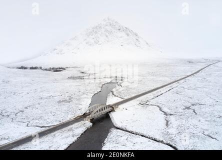 Buachaille Etive Mor bedeckt mit Schnee während der Winteransicht Stockfoto