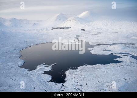 Rannoch Moor und Black Mount im Winter mit Schnee bedeckt Luftaufnahme Stockfoto