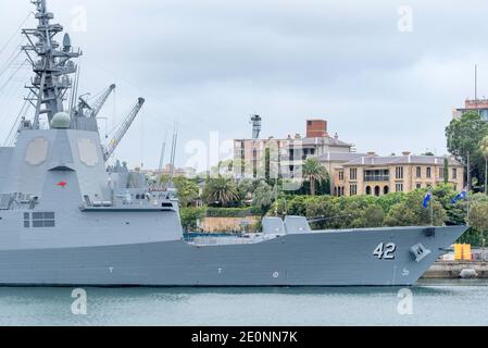 Australian Navy ship HMAS Sydney (DDG 42) Ein Hobart Class Air Warfare Destroyer vertäute neben seiner Schwester Schiff HMAS Hobart auf Garden Island in Sydney Stockfoto