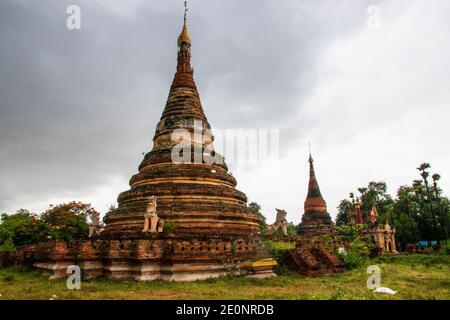 Tempelruinen in der alten Königsstadt Inwa Ava In der Nähe von Mandalay Myanmar Burma Südostasien Stockfoto