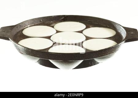 Südindisches Fastfood, untätig gebraten mit Kokosnuss-Chutney und Sambar auf weißem Hintergrund und Bananenblatt. Stockfoto