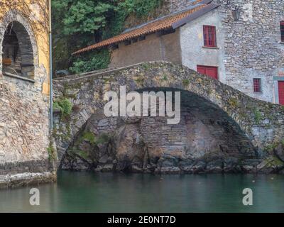 Zauberhafter Blick auf den Comer See, die mittelalterliche Brücke im Dorf Nesso.Lombardei, Italienische Seen, Italien. Stockfoto