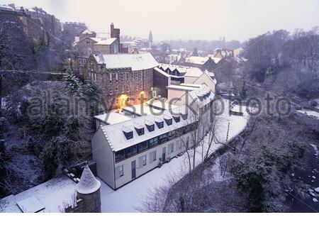 Edinburgh, Schottland, Großbritannien. Januar 2021. Schnee fällt kurz vor Sonnenaufgang im Stadtzentrum. Blick auf das Dean Village. Kredit: Craig Brown/Alamy Live Nachrichten Stockfoto