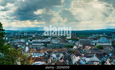 Deutschland, Freiburg im Breisgau, Regen und Gewitter im Sommer über der Skyline der Stadt, Luftaufnahme oben Stockfoto