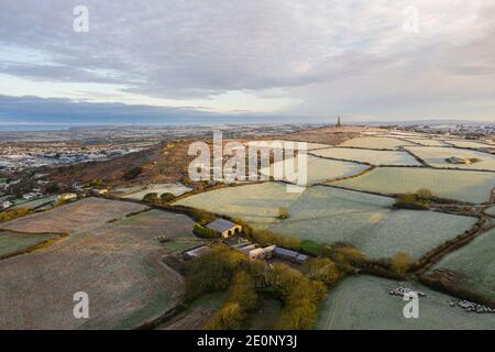 Luftaufnahme von Carn Brea, Redruth, Cornwall an einem sehr frostigen Morgen Stockfoto