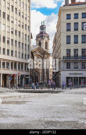 Platz Republica, dominiert von einem riesigen Brunnen, und die chapelle de l'Hôtel-Dieu de Lyon. Lyon, Frankreich, Europa Stockfoto