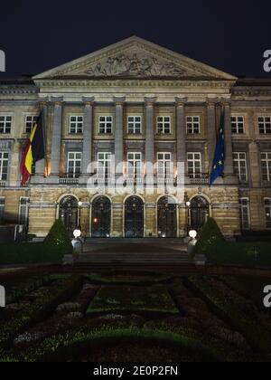 Fassade des historischen neoklassizistischen Gebäudes Palais de la Nation Paleis Der Natie in Brüssel im Parc de Bruxelles Belgium Europe Stockfoto