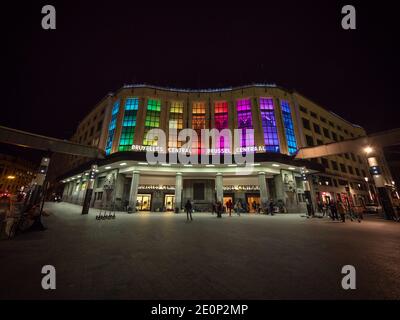 Regenbogen bunte Lichter Beleuchtung der modernistischen Brüsseler Hauptbahnhof Bruxelles Brussel Centraal Haupteingang Belgien Europa Stockfoto