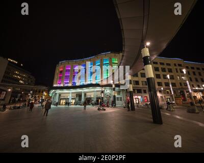 Regenbogen bunte Lichter Beleuchtung der modernistischen Brüsseler Hauptbahnhof Bruxelles Brussel Centraal Haupteingang Belgien Europa Stockfoto