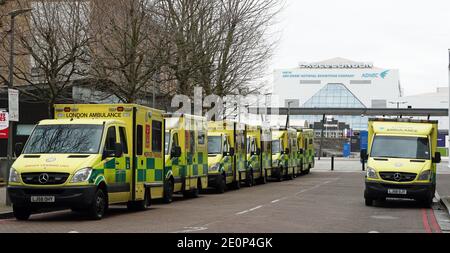 Krankenwagen, die vor dem Excel im Osten Londons abgestellt wurden, sind der Standort eines von mehreren Nightingale-Krankenhäusern, die letztes Jahr zu Beginn der Coronavirus-Pandemie vorbereitet wurden und die laut NHS reaktiviert und bereit gemacht werden, Patienten als Krankenhäuser im Kapitalkampf aufzunehmen Mit steigenden Covid-Patientenzahlen. Stockfoto