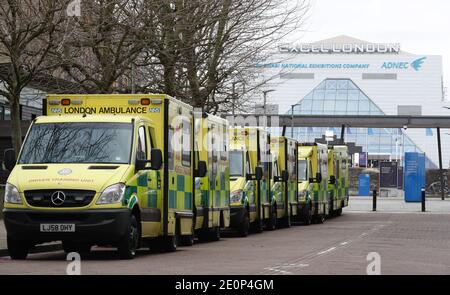 Krankenwagen, die vor dem Excel im Osten Londons abgestellt wurden, sind der Standort eines von mehreren Nightingale-Krankenhäusern, die letztes Jahr zu Beginn der Coronavirus-Pandemie vorbereitet wurden und die laut NHS reaktiviert und bereit gemacht werden, Patienten als Krankenhäuser im Kapitalkampf aufzunehmen Mit steigenden Covid-Patientenzahlen. Stockfoto