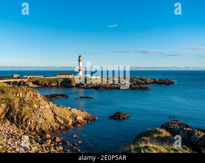 Der rot-weiße Leuchtturm im Dorf Boddam bei Peterhead in Aberdeenshire, Schottland, Großbritannien Stockfoto