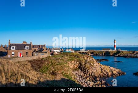 Das Dorf Boddam zeigt Häuser und den Leuchtturm in der Nähe von Peterhead in Aberdeenshire, Schottland, Großbritannien Stockfoto