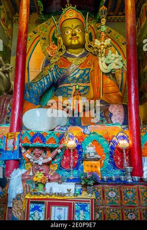 Statue von Guru Rinpoche (Padmasambhava) im Hemis Kloster in Leh, Ladakh, Jammu und Kaschmir Stockfoto