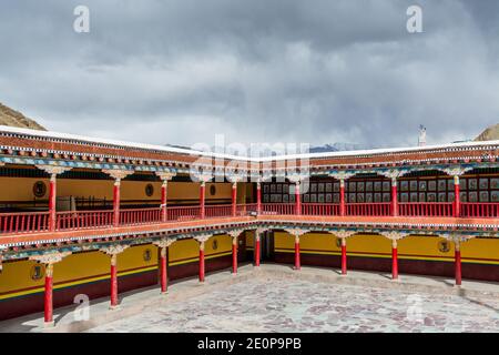 Tibetische traditionelle Gebäude und Platz des Hemis Kloster in Leh, Ladakh, Jammu und Kaschmir Stockfoto