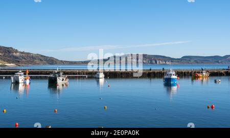 Lyme Regis, Dorset, Großbritannien. Januar 2021. UK Wetter: Ein knackiger, heller und sonniger Wintertag im Badeort Lyme Regis. Kredit: Celia McMahon/Alamy Live Nachrichten Stockfoto