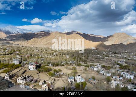 Luftaufnahme von Leh Ladahk Stadt Kaschmir mit Hintergrund des Himalaya-Berges vor blauem Himmel, Blick von der Shanti Stupa Stockfoto