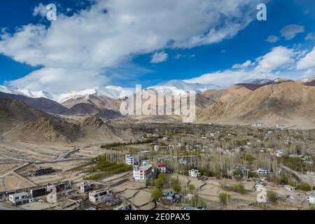 Luftaufnahme von Leh Ladahk Stadt Kaschmir mit Hintergrund des Himalaya-Berges vor blauem Himmel, Blick von der Shanti Stupa Stockfoto