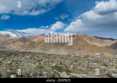 Luftaufnahme von Leh Ladahk Stadt Kaschmir mit Hintergrund des Himalaya-Berges vor blauem Himmel, Blick von der Shanti Stupa Stockfoto