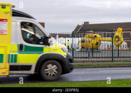 Southend on Sea, Essex, Großbritannien. Januar 2021. Der in East Anglian Air Ambulance Airbus Helicopters H145 registrierte Hubschrauber G-HEMC landete auf dem Gelände der Southend High School for Boys School, um einen Patiententransfer zum nahe gelegenen Southend University Hospital durchzuführen, nachdem er aus Cambridge gekommen war. Ein großer Vorfall wurde für Essex erklärt, da die Gesundheitsdienste des Bezirks aufgrund der COVID 19 Pandemie mit Southend als eines der Krankenhäuser mit hoher Kapazität zu kämpfen hatten Stockfoto