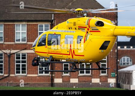 Southend on Sea, Essex, Großbritannien. Januar 2021. Der in East Anglian Air Ambulance Airbus Helicopters H145 registrierte Hubschrauber G-HEMC landete auf dem Gelände der Southend High School for Boys School, um einen Patiententransfer zum nahe gelegenen Southend University Hospital durchzuführen, nachdem er aus Cambridge gekommen war. Ein großer Vorfall wurde für Essex erklärt, da die Gesundheitsdienste des Bezirks aufgrund der COVID 19 Pandemie mit Southend als eines der Krankenhäuser mit hoher Kapazität zu kämpfen hatten. Landung auf dem Schulhof Stockfoto