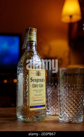 BARCELONA, SPANIEN - 30. JANUAR 2020: Seagrammes Gin bottle - der meistverkaufte Gin, produziert seit 1939. Stockfoto