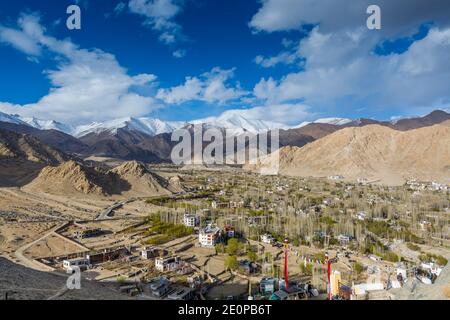 Luftaufnahme von Leh Ladahk Stadt Kaschmir mit Hintergrund des Himalaya-Berges vor blauem Himmel, Blick von der Shanti Stupa Stockfoto