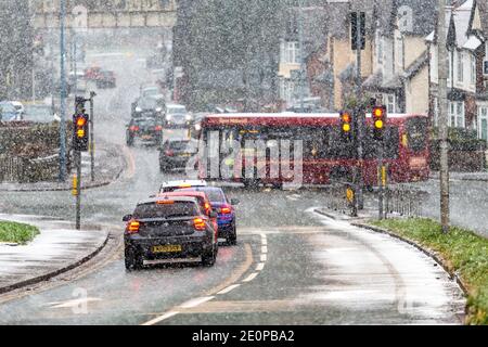 Cradley Heath, West Midlands, Großbritannien. Januar 2020. Über Cradley Heath, West Midlands, fällt in erheblichem Maße Schnee, was den Verkehr auf den Hügeln verlangsamt, während er sich absetzt. Kredit: Peter Lopeman/Alamy Live Nachrichten Stockfoto