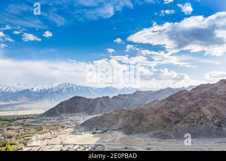 Luftaufnahme von Leh Ladahk Stadt Kaschmir mit Hintergrund des Himalaya-Berges vor blauem Himmel, Blick von der Shanti Stupa Stockfoto