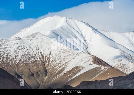 Himalaya Berg bedeckt von weißem Schnee, gegen blauen Himmel, aus der Sicht von Shanti Stupa, Leh Stadt, Ladakh von Jammu und Kaschmir Stockfoto