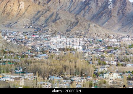 Luftaufnahme von Leh Ladahk Stadt Kaschmir mit Hintergrund des Himalaya-Berges vor blauem Himmel, Blick von der Shanti Stupa Stockfoto